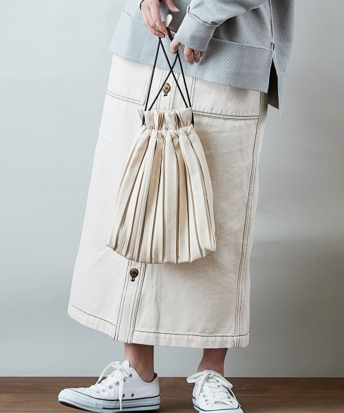 cepo（セポ）の「プリーツ　巾着バッグ（ハンドバッグ・レディース・ブラック/オフホワイト/ゴールド・FREE）」の13枚目の写真