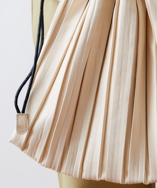 cepo（セポ）の「プリーツ　巾着バッグ（ハンドバッグ・レディース・ブラック/オフホワイト/ゴールド・FREE）」の4枚目の写真