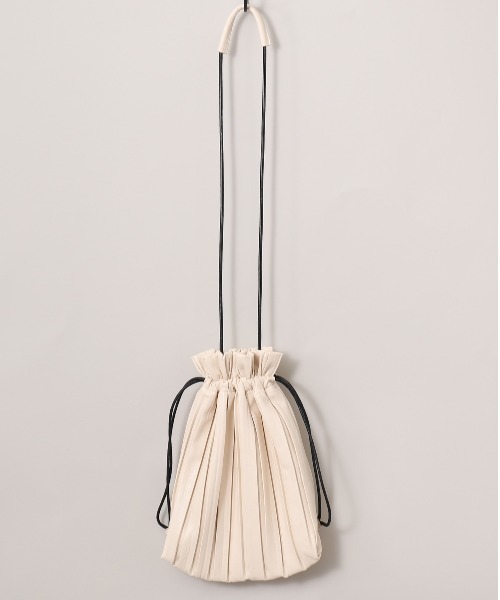 cepo（セポ）の「プリーツ　巾着バッグ（ハンドバッグ・レディース・ブラック/オフホワイト/ゴールド・FREE）」の8枚目の写真