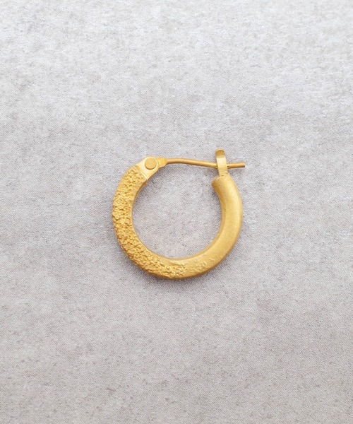 GILD（ギルド）の「Sand texture morphing small pierce（ピアス（片耳用）・メンズ・シルバー/プラチナム/ゴールド・FREE）」の3枚目の写真
