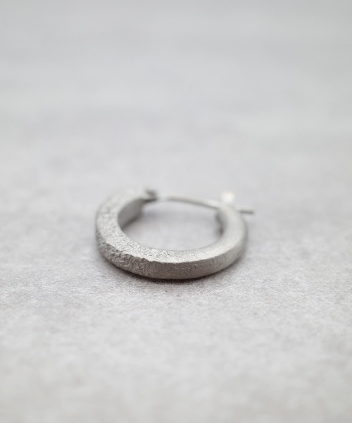 GILD（ギルド）の「Sand texture morphing small pierce（ピアス（片耳用）・メンズ・シルバー/プラチナム/ゴールド・FREE）」の4枚目の写真