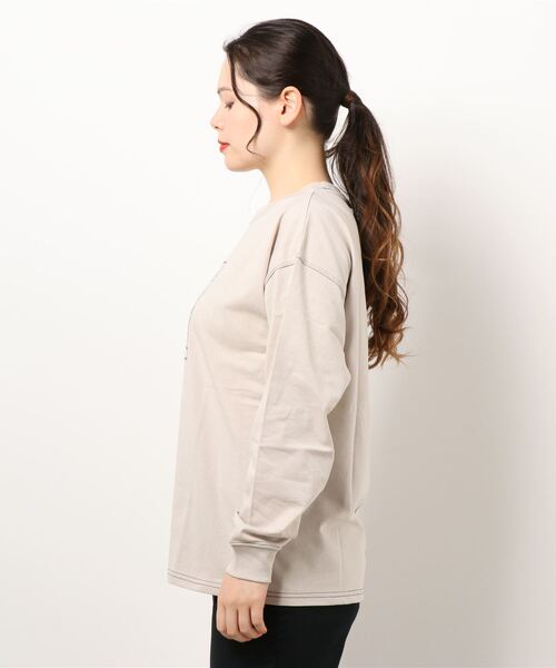 SPINNS（スピンズ）の「薔薇プリント ステッチデザインロンT（Tシャツ/カットソー・レディース・オフホワイト/グレイッシュベージュ/チャコール・ONESIZE）」の4枚目の写真