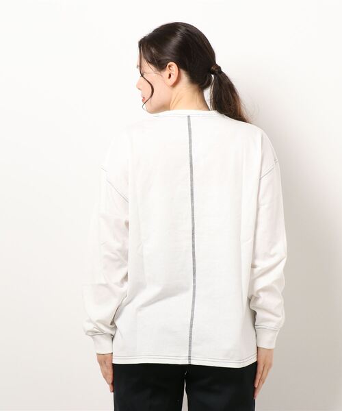 SPINNS（スピンズ）の「薔薇プリント ステッチデザインロンT（Tシャツ/カットソー・レディース・オフホワイト/グレイッシュベージュ/チャコール・ONESIZE）」の6枚目の写真