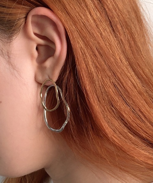 UNRELISH（アンレリッシュ）の「楕円ニュアンスピアス（ピアス（両耳用）・レディース・シルバー・FREE）」の3枚目の写真
