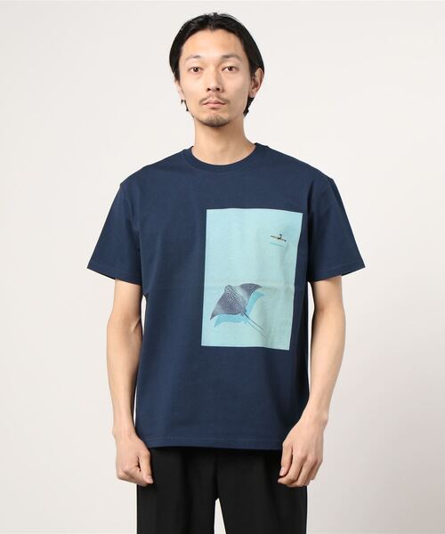 Jonas Claesson（ジョナスクレアッソン）の「【 JONAS CLAESSON / ジョナス・クレアッソン 】EAGLE RAY プリント半袖Tシャツ NSB（Tシャツ/カットソー・メンズ・ネイビー/グレー/ホワイト・M/XS/L）」の3枚目の写真