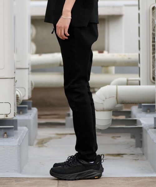 SHIPS（シップス）の「【WEB限定】SHIPS: ストレッチ ブラック デニム スリム テーパード クライミング パンツ（デニムパンツ・メンズ・ブラック・SMALL/MEDIUM/LARGE/X-LARGE）」の3枚目の写真