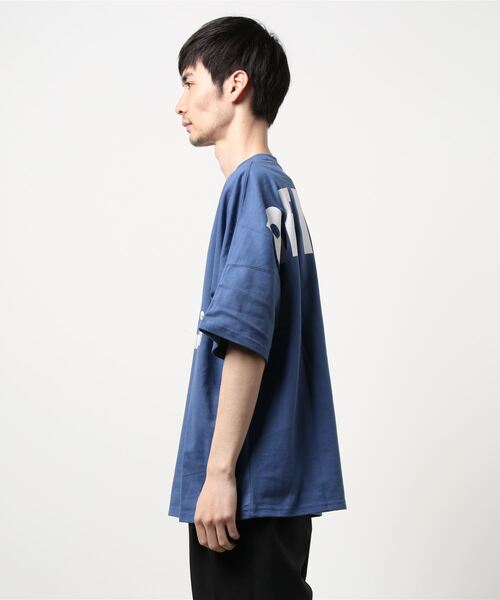 AZUL by moussy(アズールバイマウジー)の「REMARK BIG LOGO TEE/リマークビッグロゴTシャツ(Tシャツ/カットソー・メンズ・ホワイト/ブラック/ブルー・LARGE/MEDIUM)」の4枚目の写真