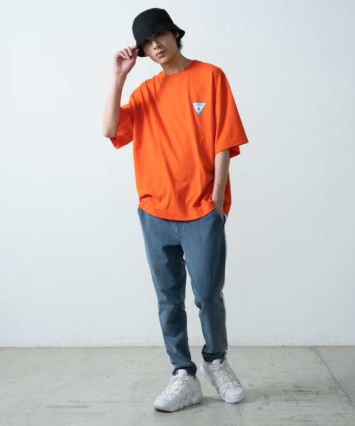 Guess（ゲス）の「∴WEGO/別注GUESSカラーロゴビッグシルエット半袖Tシャツ（Tシャツ/カットソー・メンズ・イエロー/オレンジ/スミクロ/ホワイト・LARGE/MEDIUM）」の9枚目の写真