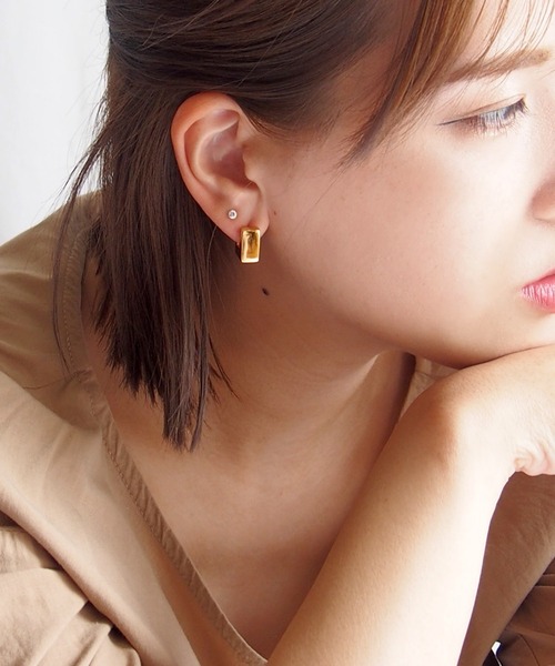 SALON（サロン）の「高級感漂うぽってりスクエアピアス（ピアス（両耳用）・レディース・シルバー/ゴールド・FREE）」の2枚目の写真
