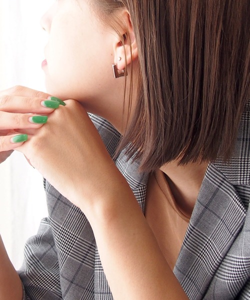 SALON（サロン）の「高級感漂うぽってりスクエアピアス（ピアス（両耳用）・レディース・シルバー/ゴールド・FREE）」の7枚目の写真
