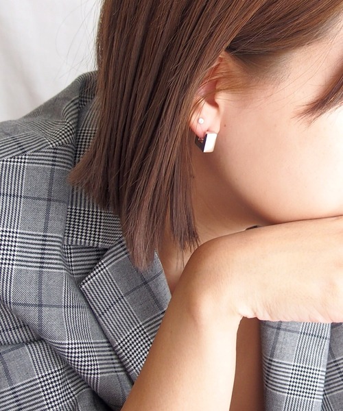 SALON（サロン）の「高級感漂うぽってりスクエアピアス（ピアス（両耳用）・レディース・シルバー/ゴールド・FREE）」の9枚目の写真