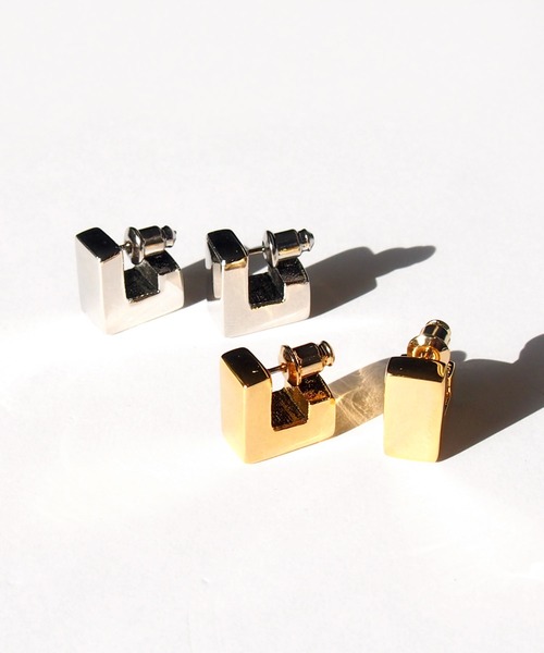 SALON（サロン）の「高級感漂うぽってりスクエアピアス（ピアス（両耳用）・レディース・シルバー/ゴールド・FREE）」の5枚目の写真