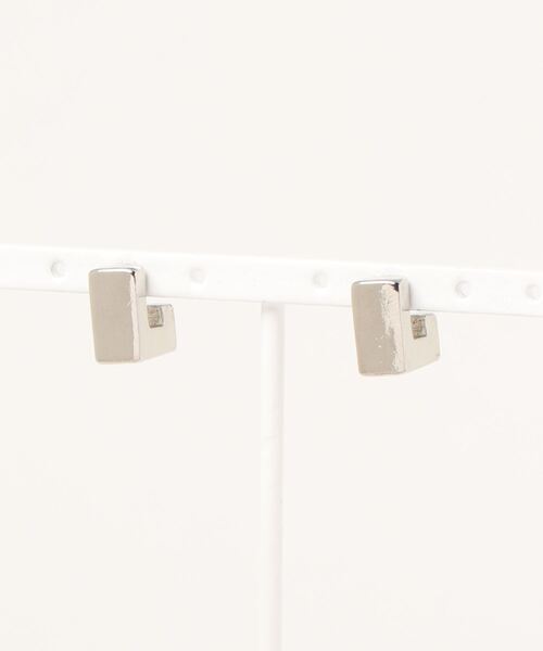 SALON（サロン）の「高級感漂うぽってりスクエアピアス（ピアス（両耳用）・レディース・シルバー/ゴールド・FREE）」の8枚目の写真