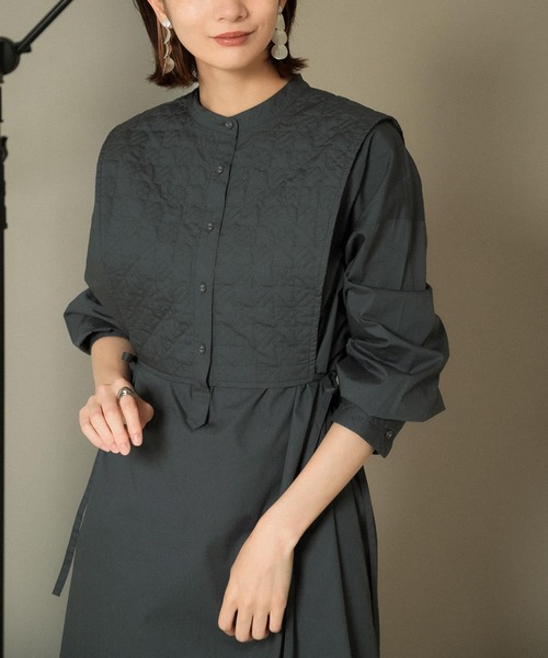 KBF(ケイビーエフ)の「『36サイズ/低身長向けも展開』キルティングレイヤードワンピース(ワンピース・レディース・アイボリー/チャコールグレー/ベージュ系その他・36/38)」の15枚目の写真