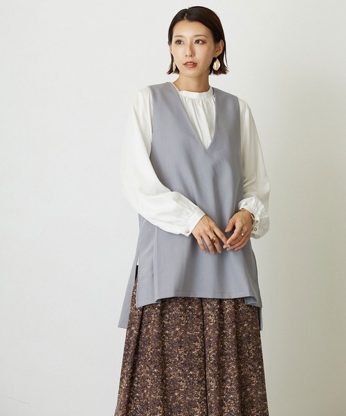NICOLE white(ニコルホワイト)の「Vベスト×スタンドギャザーブラウスSET(シャツ/ブラウス・レディース・ブラック/ベージュ/グレー・FREE)」の1枚目の写真