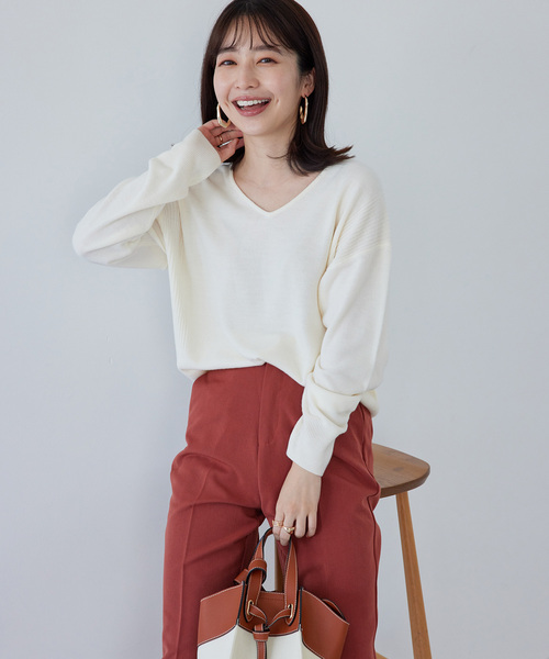 VIS（ビス）の「【新色追加】サイドのリブがアクセント。ソフトタッチVネックニットプルオーバー（ニット/セーター・レディース・ブラック/グレー/ホワイト/グリーン/ピンク/ラベンダー/ミント・FREE）」の11枚目の写真