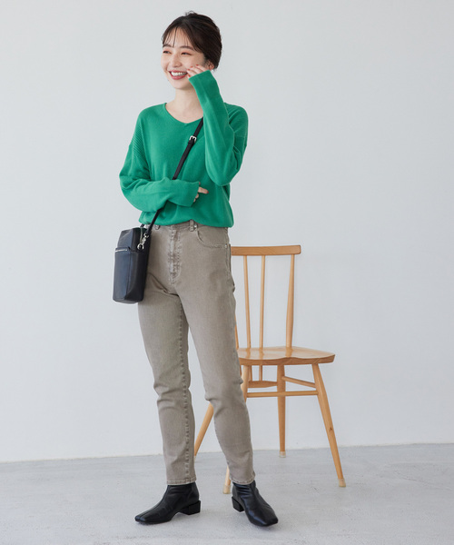 VIS（ビス）の「【新色追加】サイドのリブがアクセント。ソフトタッチVネックニットプルオーバー（ニット/セーター・レディース・ブラック/グレー/ホワイト/グリーン/ピンク/ラベンダー/ミント・FREE）」の14枚目の写真