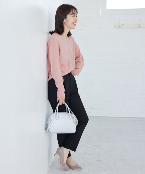 VIS（ビス）の「【新色追加】サイドのリブがアクセント。ソフトタッチVネックニットプルオーバー（ニット/セーター・レディース・ブラック/グレー/ホワイト/グリーン/ピンク/ラベンダー/ミント・FREE）」の15枚目の写真