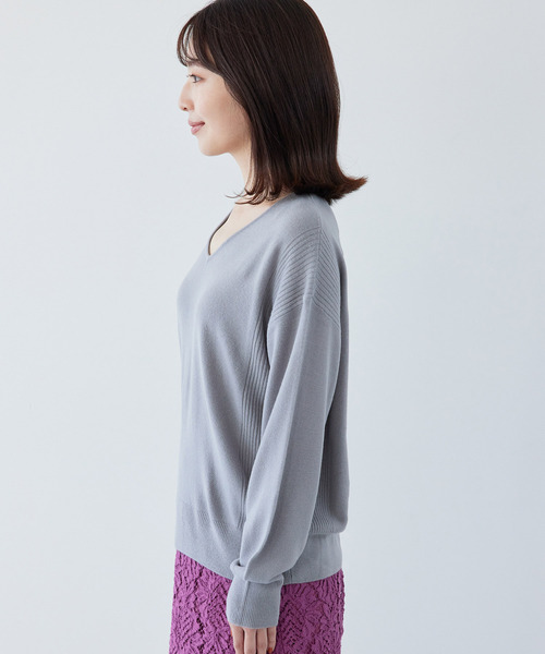 VIS（ビス）の「【新色追加】サイドのリブがアクセント。ソフトタッチVネックニットプルオーバー（ニット/セーター・レディース・ブラック/グレー/ホワイト/グリーン/ピンク/ラベンダー/ミント・FREE）」の18枚目の写真