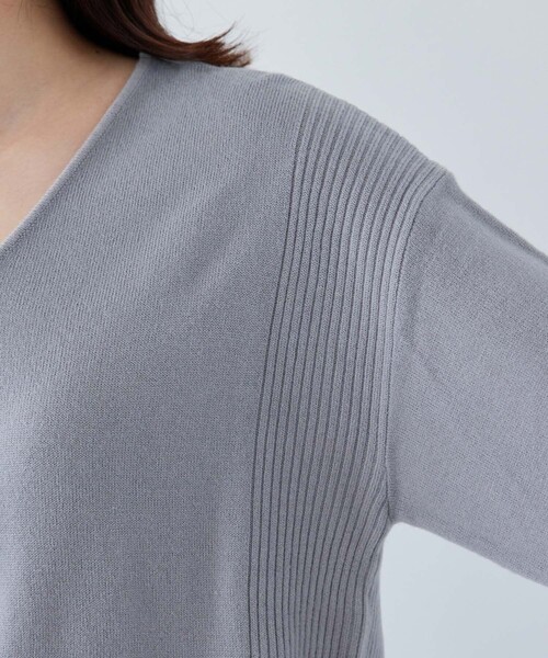 VIS（ビス）の「【新色追加】サイドのリブがアクセント。ソフトタッチVネックニットプルオーバー（ニット/セーター・レディース・ブラック/グレー/ホワイト/グリーン/ピンク/ラベンダー/ミント・FREE）」の22枚目の写真