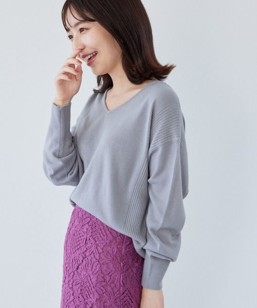 VIS（ビス）の「【新色追加】サイドのリブがアクセント。ソフトタッチVネックニットプルオーバー（ニット/セーター・レディース・ブラック/グレー/ホワイト/グリーン/ピンク/ラベンダー/ミント・FREE）」の3枚目の写真