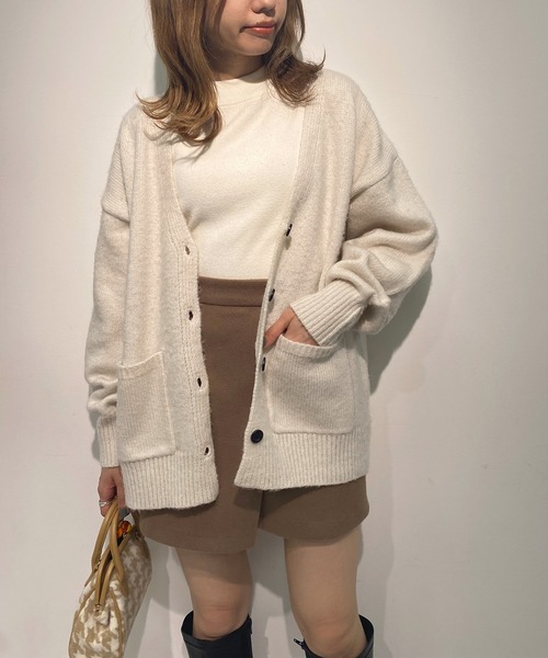 OLIVE des OLIVE（オリーブデオリーブ）の「【人気アイテム再入荷】ゆるっと＆ほっこり。起毛Vネックカーディガン（カーディガン/ボレロ・レディース・オフホワイト/ピンク/サックスブルー/グリーン/モスグリーン/ブラック・FREE）」の2枚目の写真