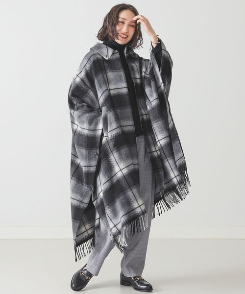 BEAMS LIGHTS（ビームスライツ）の「BEAMS LIGHTS / フリンジ チェック ケープ（その他アウター・レディース・ブラック/ブラウン・ONE SIZE）」の7枚目の写真