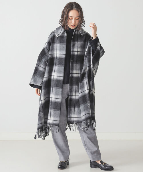 BEAMS LIGHTS（ビームスライツ）の「BEAMS LIGHTS / フリンジ チェック ケープ（その他アウター・レディース・ブラック/ブラウン・ONE SIZE）」の5枚目の写真