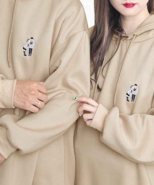 PairPair(ペアペア)の「カップル刺繍フーディー(ユニセックス)(パーカー・レディース・アイボリー/ベージュ/スミクロ・MEDIUM/LARGE)」の3枚目の写真