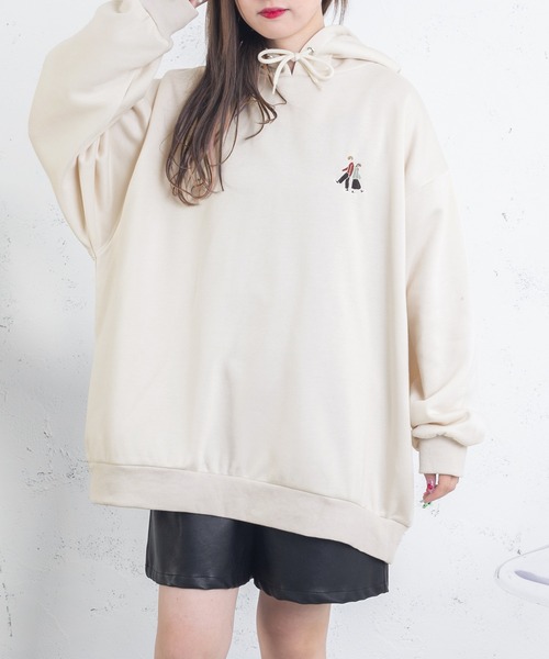 PairPair(ペアペア)の「カップル刺繍フーディー(ユニセックス)(パーカー・レディース・アイボリー/ベージュ/スミクロ・MEDIUM/LARGE)」の5枚目の写真