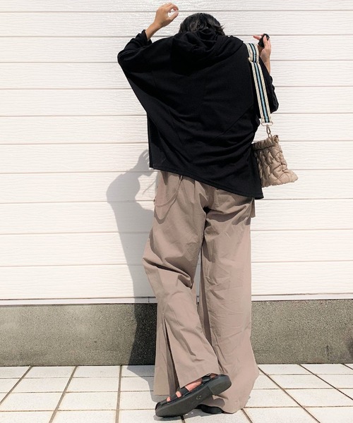 Q(キュー)の「サスペワイドパンツ(その他パンツ・レディース・グレイッシュベージュ/ブラック・MEDIUM)」の11枚目の写真