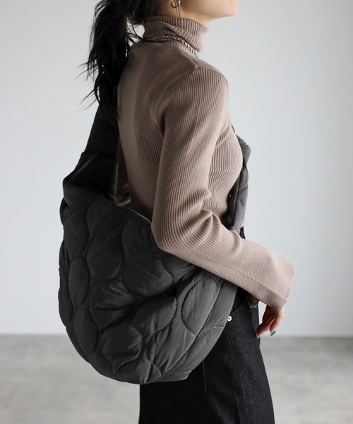 sakishimatokyo（サキシマトーキョー）の「キルトボディバッグ（ショルダーバッグ・レディース・ブラック/グレー/ホワイト・FREE）」の3枚目の写真