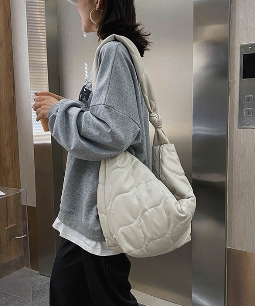 sakishimatokyo（サキシマトーキョー）の「キルトボディバッグ（ショルダーバッグ・レディース・ブラック/グレー/ホワイト・FREE）」の6枚目の写真