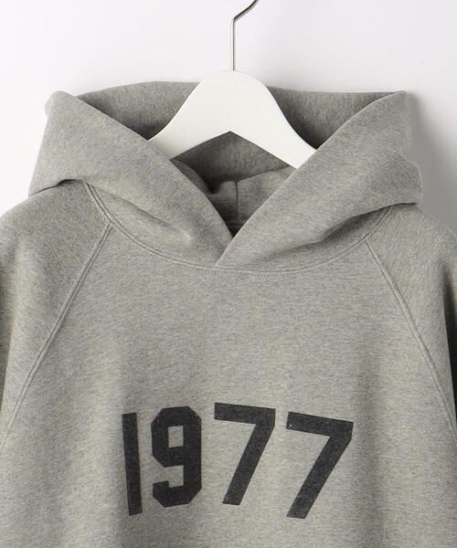 FOG ESSENTIALS（エフオージーエッセンシャルズ）の「＜FEAR OF GOD ESSENTIALS＞ HOODIE2/パーカー（パーカー・メンズ・ダークグレー/ライトグレー・S/L/M/XL）」の4枚目の写真