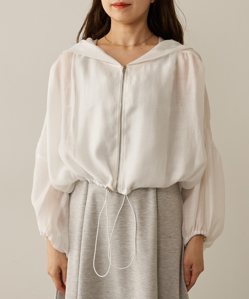 Chico（チコ）の「ショート丈ナイロンフードブルゾン（ブルゾン・レディース・ホワイト/ブラック/ベージュ・FREE）」の4枚目の写真