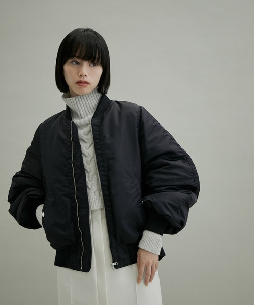 ADAM ET ROPE'（アダムエロペ）の「【WEB限定(一部店舗展開あり)】コクーンスリーブ中綿 MA-1（MA-1・レディース・ブラック/オフホワイト/ベージュ系その他・FREE）」の6枚目の写真