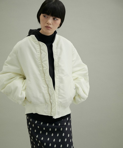 ADAM ET ROPE'（アダムエロペ）の「【WEB限定(一部店舗展開あり)】コクーンスリーブ中綿 MA-1（MA-1・レディース・ブラック/オフホワイト/ベージュ系その他・FREE）」の20枚目の写真