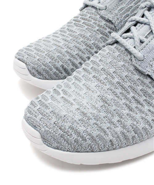 NIKE(ナイキ)の「ウィメンズ ナイキ ローシ フライニット NIKE WMNS ROSHE ONE FLYKNIT 704927-002(スニーカー・レディース・グレー・23cm/23.5cm/24cm/24.5cm/26cm/26.5cm/28cm)」の5枚目の写真