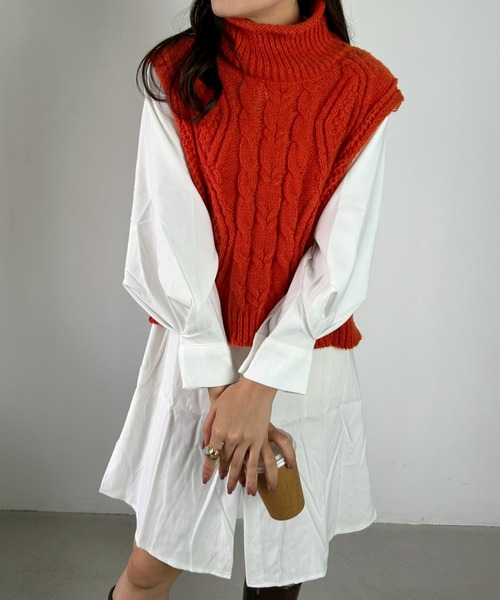 CLEA（クレア）の「ケーブル柄タートルネックニットオーバーベスト（ベスト・レディース・アイボリー/オレンジ/ブルー/ブラック・FREE）」の4枚目の写真