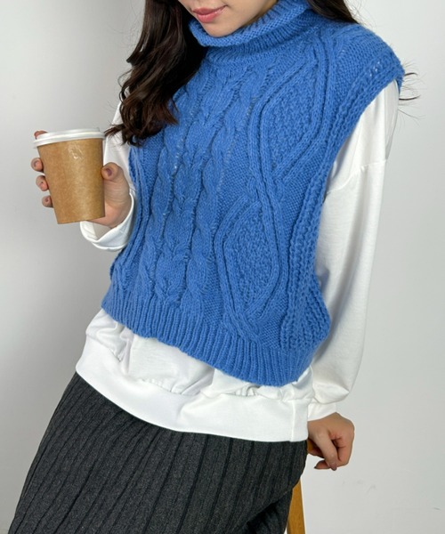 CLEA（クレア）の「ケーブル柄タートルネックニットオーバーベスト（ベスト・レディース・アイボリー/オレンジ/ブルー/ブラック・FREE）」の3枚目の写真