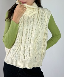 ケーブル柄タートルネックニットオーバーベスト