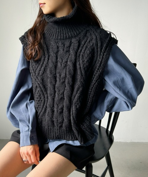 CLEA（クレア）の「ケーブル柄タートルネックニットオーバーベスト（ベスト・レディース・アイボリー/オレンジ/ブルー/ブラック・FREE）」の2枚目の写真