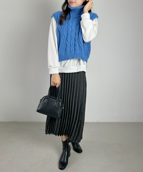 CLEA（クレア）の「ケーブル柄タートルネックニットオーバーベスト（ベスト・レディース・アイボリー/オレンジ/ブルー/ブラック・FREE）」の7枚目の写真