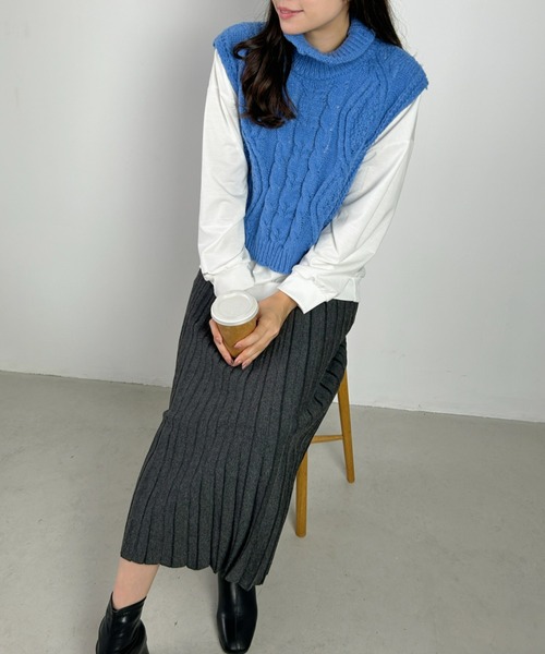 CLEA（クレア）の「ケーブル柄タートルネックニットオーバーベスト（ベスト・レディース・アイボリー/オレンジ/ブルー/ブラック・FREE）」の15枚目の写真