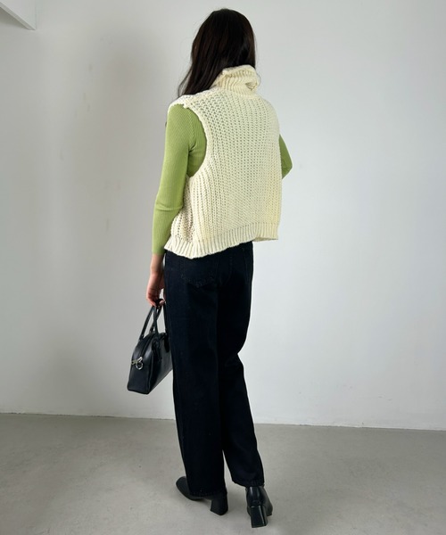 CLEA（クレア）の「ケーブル柄タートルネックニットオーバーベスト（ベスト・レディース・アイボリー/オレンジ/ブルー/ブラック・FREE）」の20枚目の写真