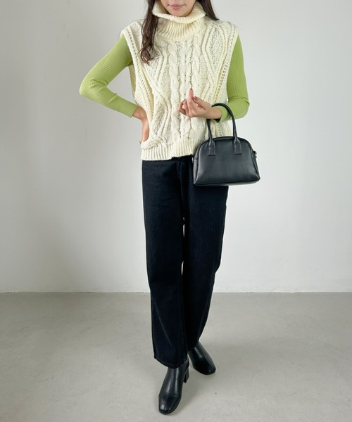 CLEA（クレア）の「ケーブル柄タートルネックニットオーバーベスト（ベスト・レディース・アイボリー/オレンジ/ブルー/ブラック・FREE）」の5枚目の写真