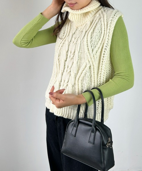 CLEA（クレア）の「ケーブル柄タートルネックニットオーバーベスト（ベスト・レディース・アイボリー/オレンジ/ブルー/ブラック・FREE）」の8枚目の写真