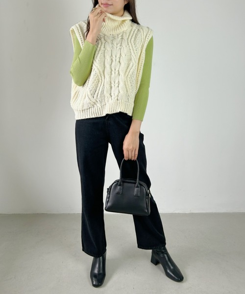 CLEA（クレア）の「ケーブル柄タートルネックニットオーバーベスト（ベスト・レディース・アイボリー/オレンジ/ブルー/ブラック・FREE）」の17枚目の写真