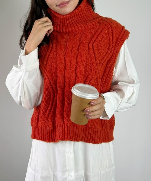 CLEA（クレア）の「ケーブル柄タートルネックニットオーバーベスト（ベスト・レディース・アイボリー/オレンジ/ブルー/ブラック・FREE）」の19枚目の写真