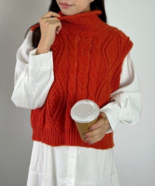 CLEA（クレア）の「ケーブル柄タートルネックニットオーバーベスト（ベスト・レディース・アイボリー/オレンジ/ブルー/ブラック・FREE）」の22枚目の写真